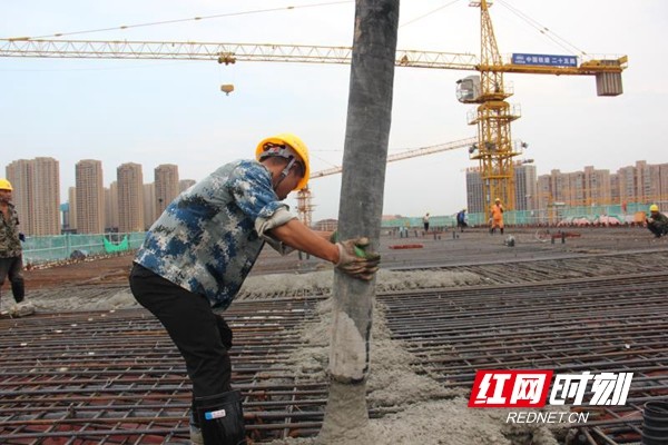 8月16日，长沙市湘府路（河西段）快速化改造工程主线高架桥首联现浇梁浇筑完成。