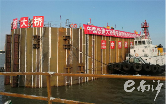 钢围堰浮运过程 - 明珠湾大桥主墩施工 首根桩基混凝土9日开始浇筑