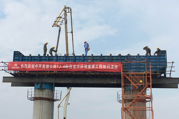 混凝土泵车浇筑现场 - 中开高速公路项目桥墩盖梁首件工程混凝土浇筑