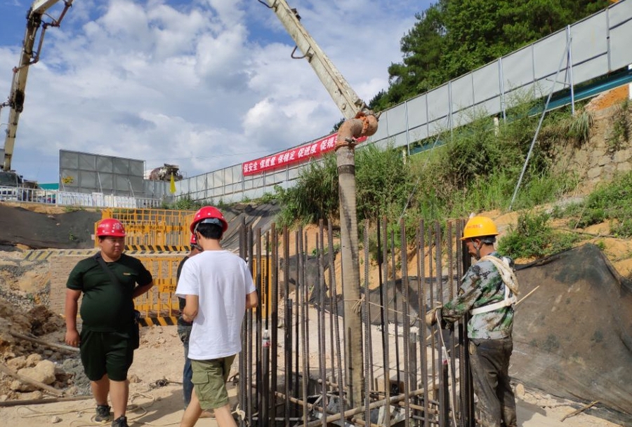 瓮开高速Ⅶ标首根大桥桩基混凝土浇筑完成