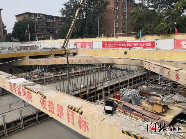 8月2日，石家庄地铁2号线一期工程东三教站实现主体结构封顶。图为施工现场
