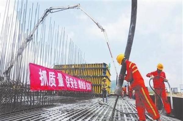 昨日，混凝土泵车助力洪鹤大桥3号主墩进行承台浇筑