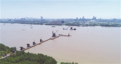 长江五桥主桥部分已浮出水面、初具规模
