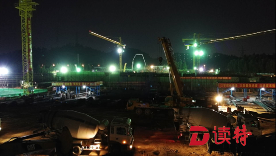 夜间混凝土浇筑施工 - 广州首个出水指标达地表水Ⅳ类水质净化厂投入运营