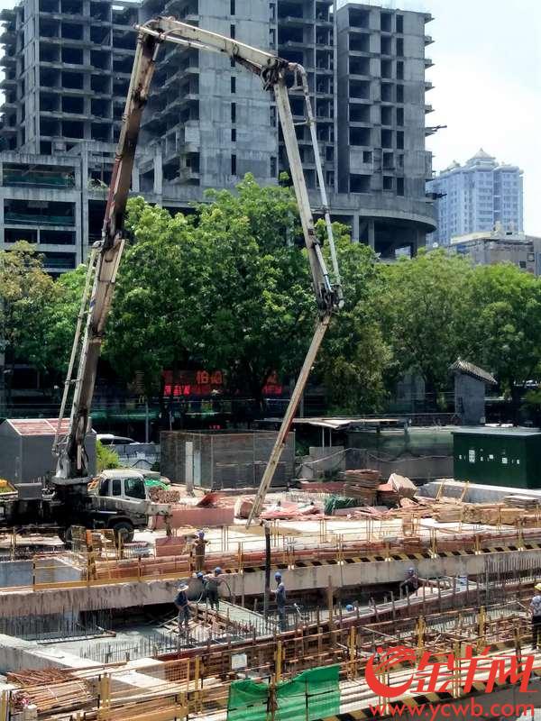 混凝土泵车浇筑现场 - 历时4年！广州地铁八号线北延段陈家祠站顺利封顶