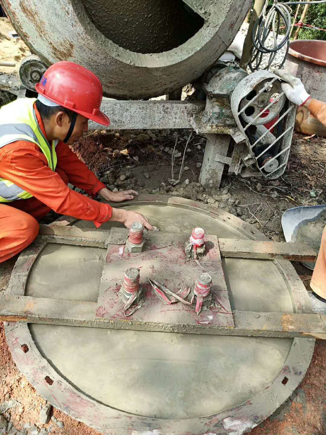 8月22日,靈山縣大懷山風電場110kv送出線路工程首臺塔基 混凝土澆築