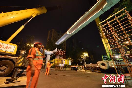 北三环马甸桥东天桥换梁施工现场。